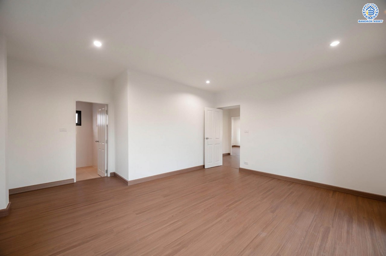 บ้านเดี่ยวมือสอง ตกแต่งใหม่ โครงการ ศศิธร บางบอน3 รองรับทุกความสุข เนื้อที่ 65.3 ตร.ว. ฟังก์ชัน 3 ห้องนอน 3 ห้องน้ำ 1 ห้องอเนกประสงค์ จอดรถได้ 2 คัน บนทำเลเดินทางสะดวก ใกล้รถไฟฟ้าสายสีน้ำเงิน "สถานีหลักสอง" และจุดขึ้นทางด่วน "พระราม2" และ The Mall บางแค